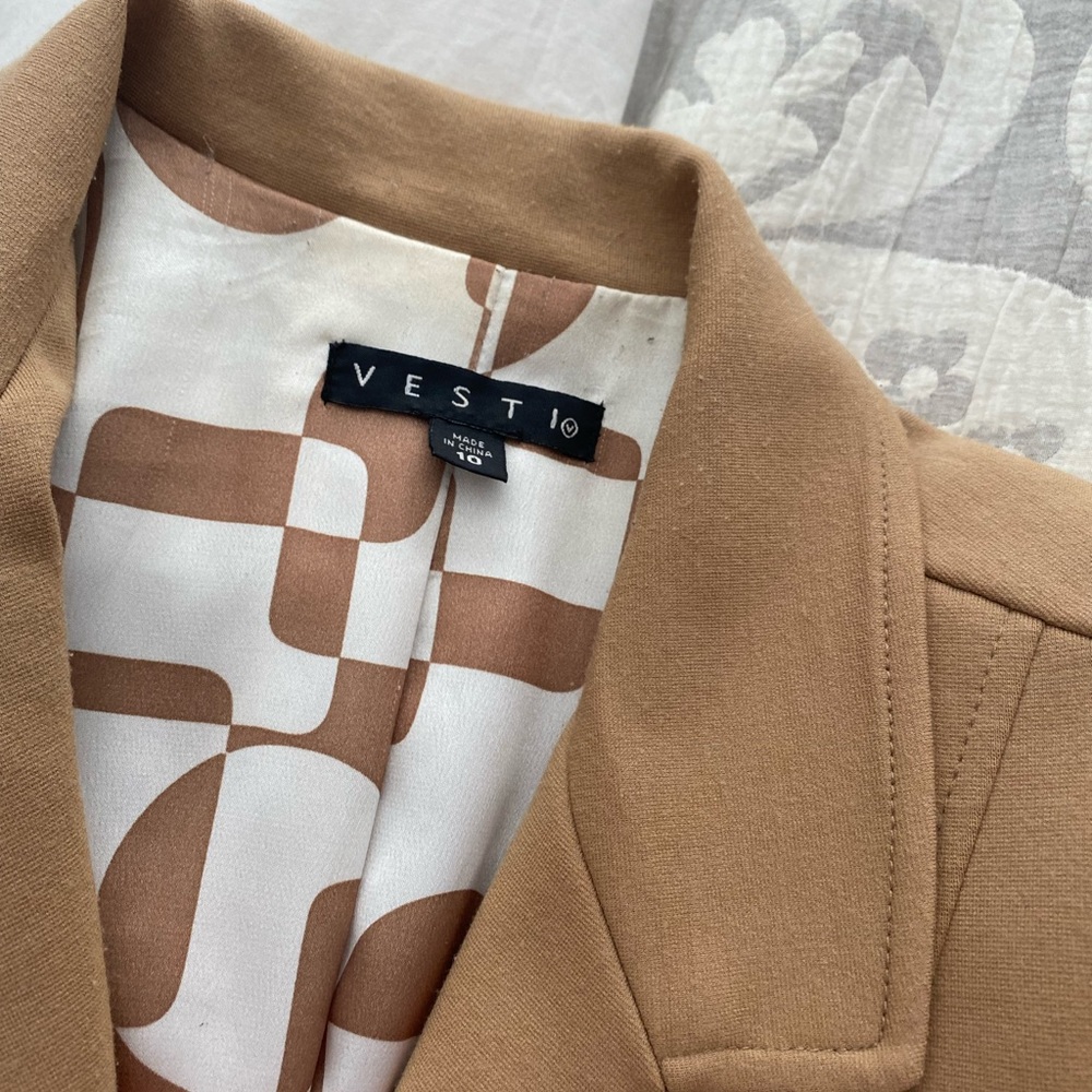 Beautiful jacket size  10,very good condition,nice material,true size,